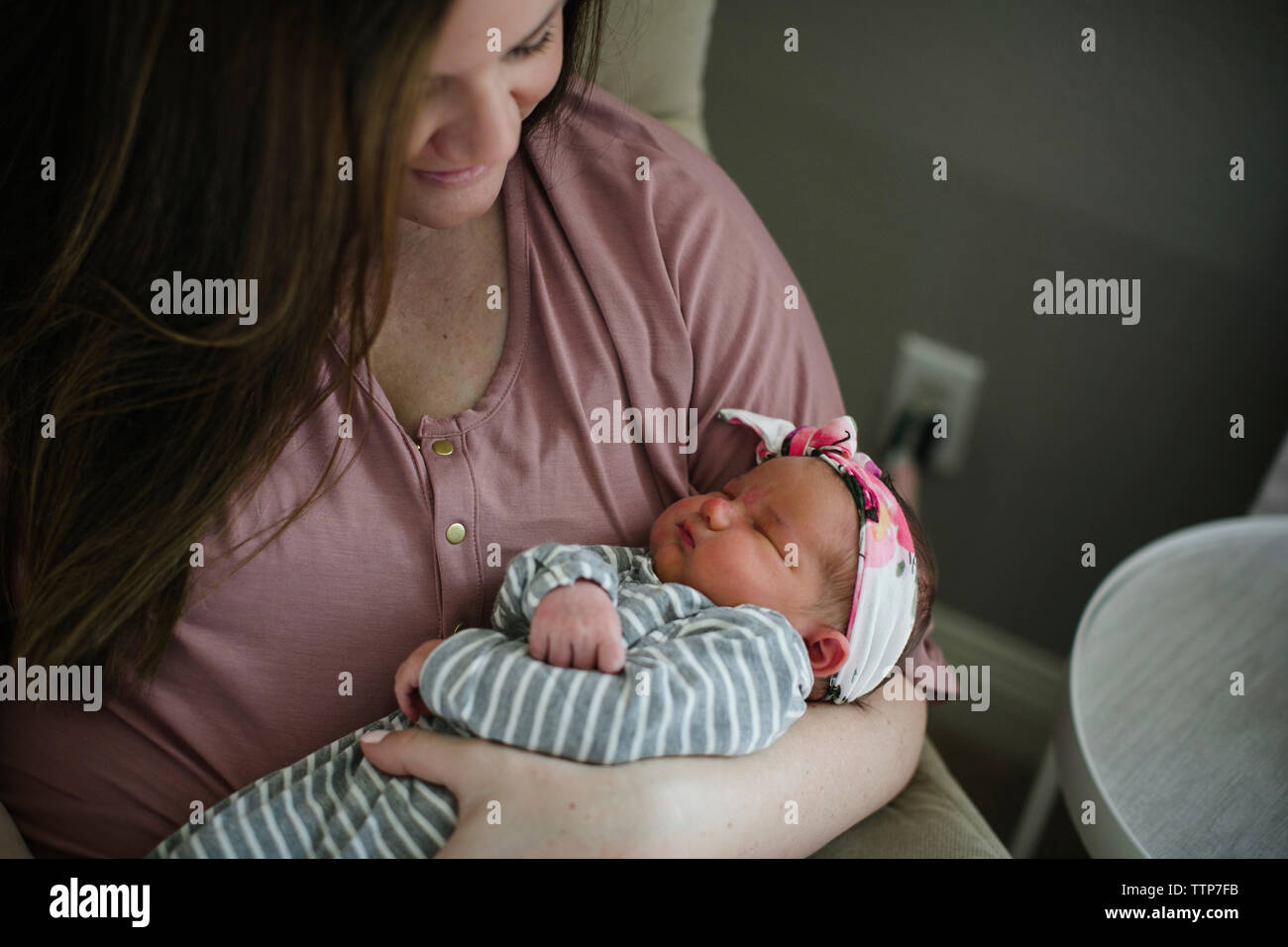 Hohe Betrachtungswinkel von Mutter tragen Schlafen neugeborene Tochter zu Hause Stockfoto