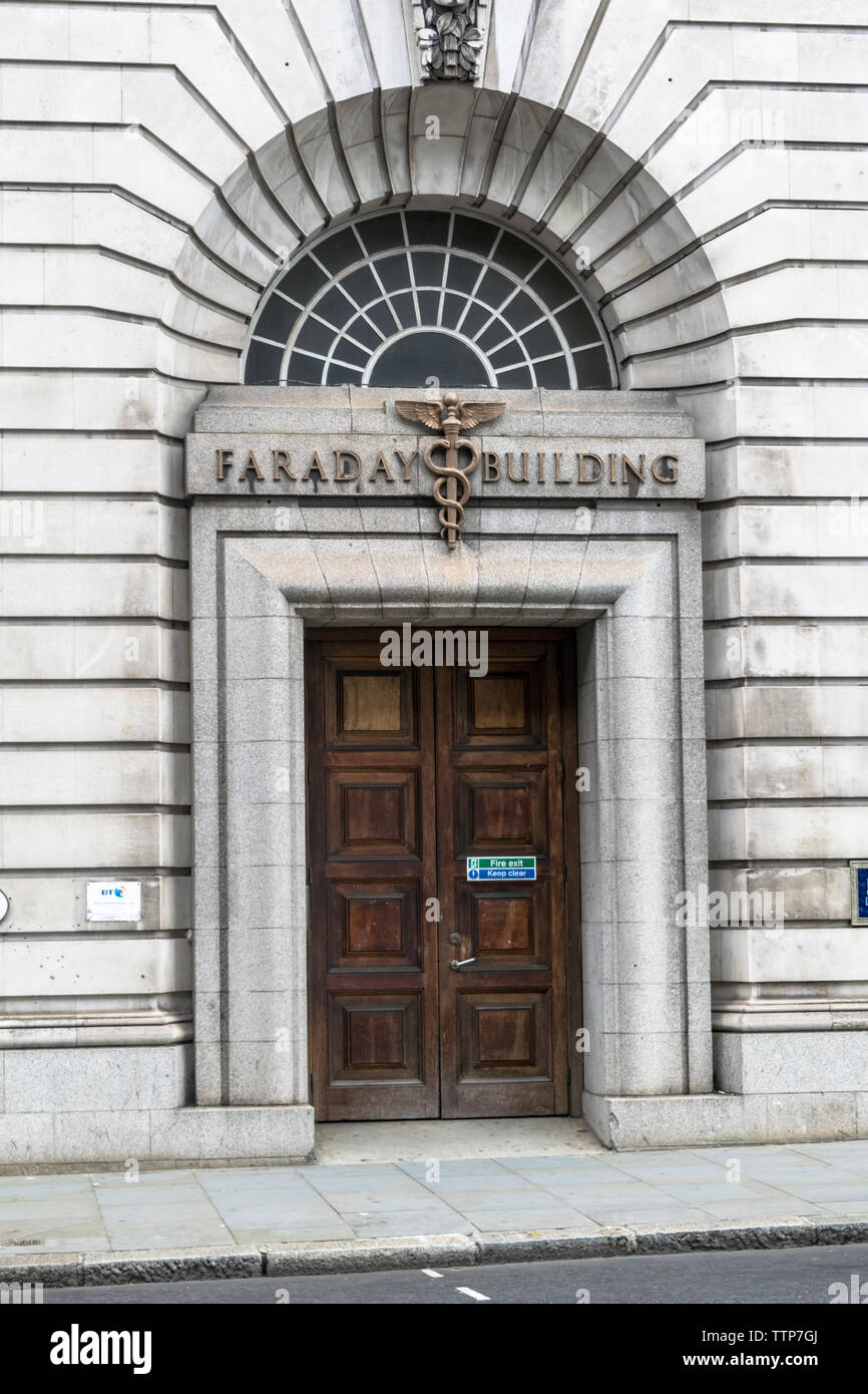 London, Großbritannien - 28 Mai, 2019: Der Eingang zum Faraday Gebäude in London. Stockfoto