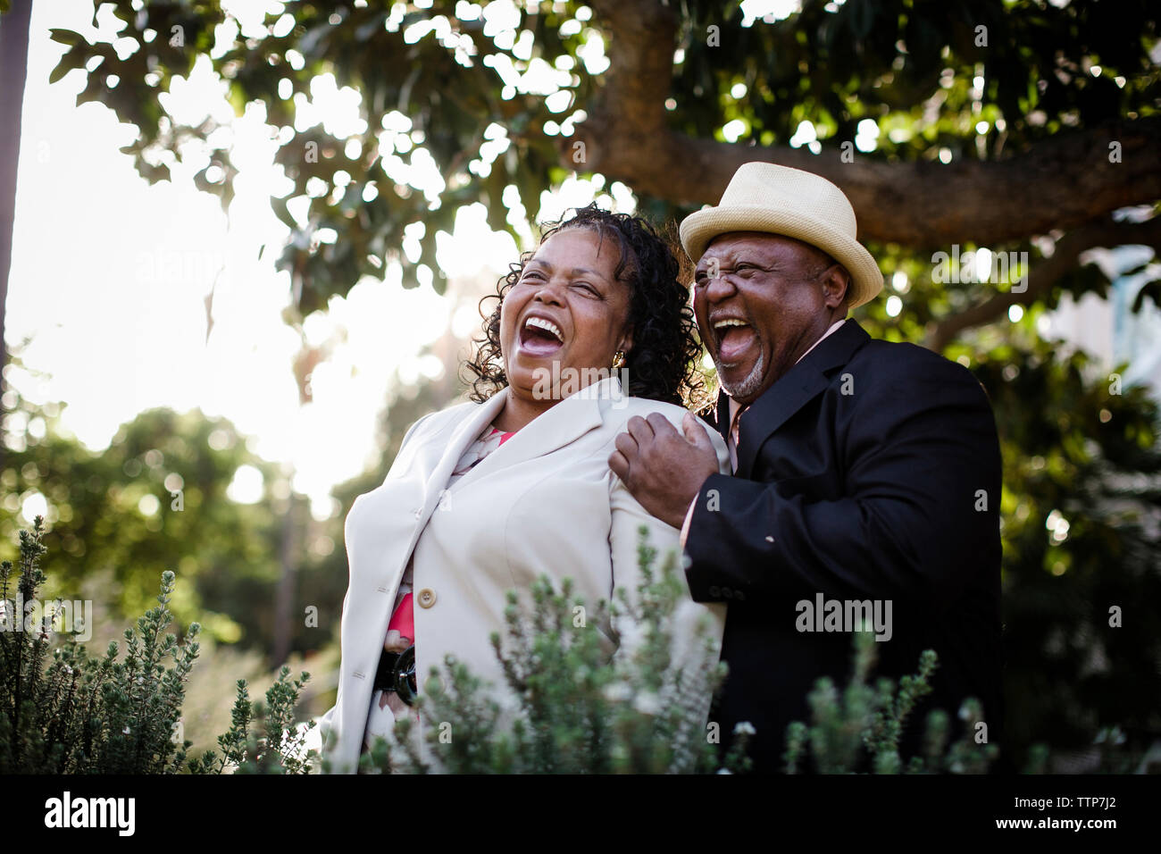 Gerne älteres Paar lachend, während in der PARK-Stellung Stockfoto