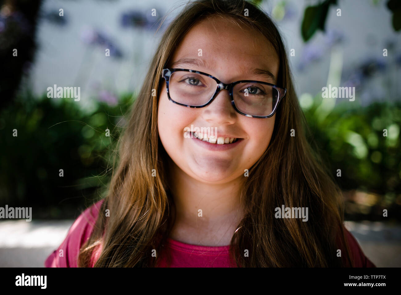 Close-up Portrait von lächelnde Mädchen Brillen tragen im Park Stockfoto