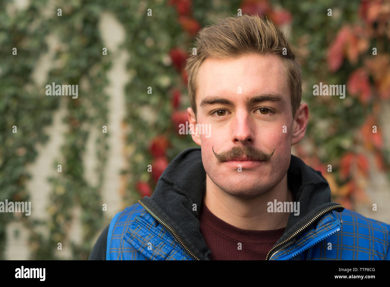 Portrait von zuversichtlich Mann mit Schnurrbart im Hinterhof Stockfoto