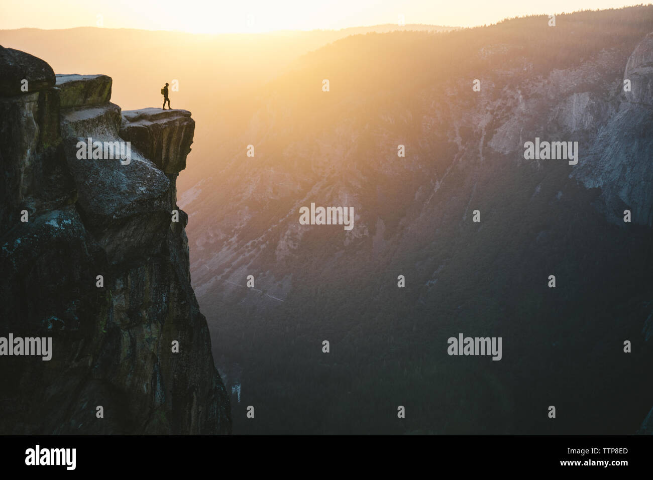 Malerischer Blick auf Menschen, die über Berge bei Sonnenuntergang Stockfoto