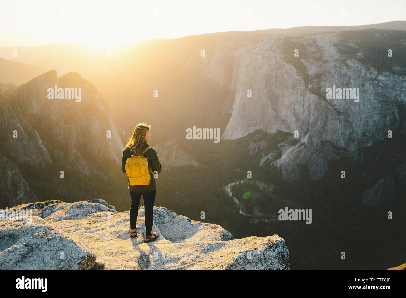 Hohe Betrachtungswinkel der weiblichen Wanderer steht auf einer Klippe im Yosemite National Park Stockfoto