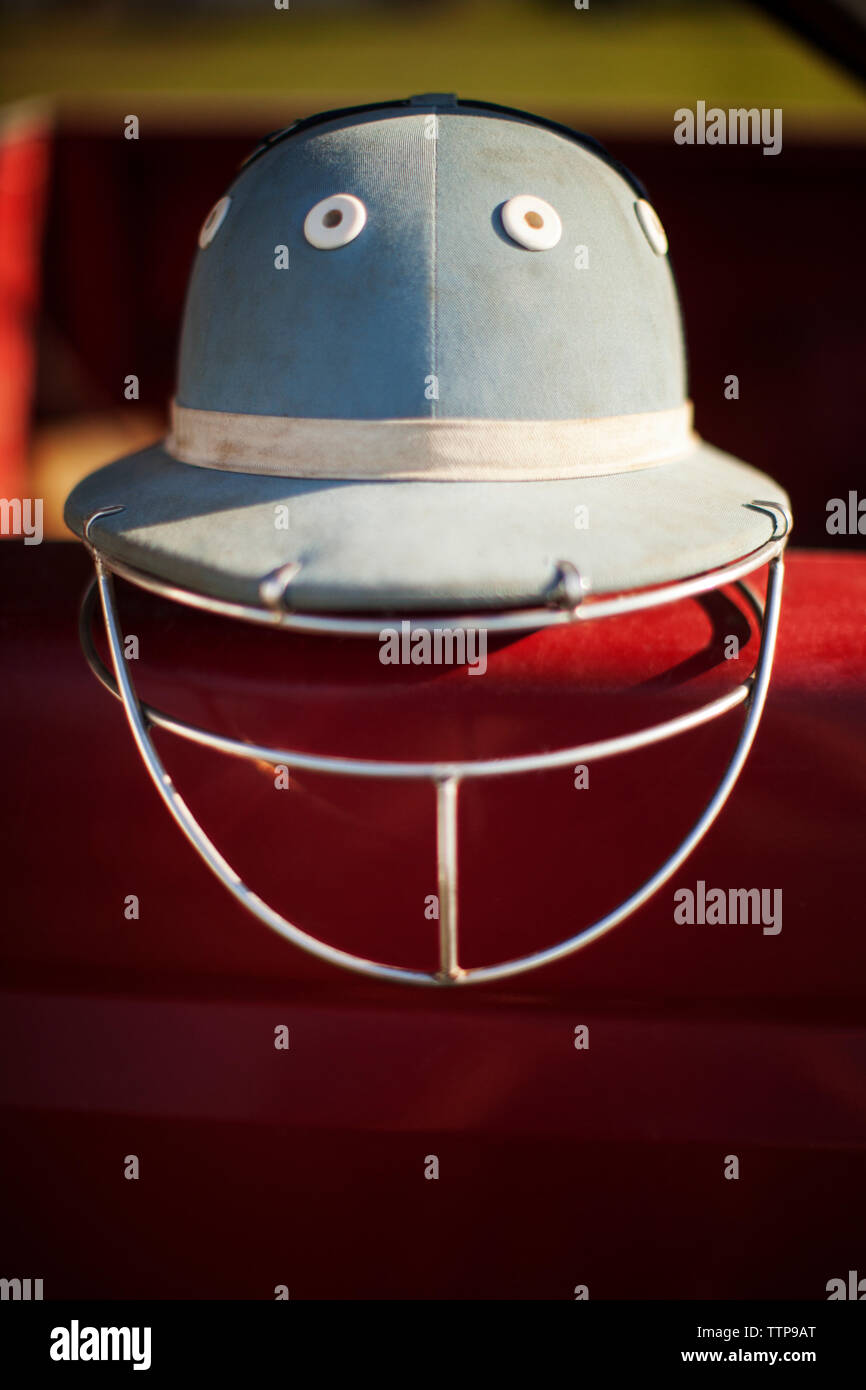 Close-up Sport Helm auf stützmauer im sonnigen Tag Stockfoto