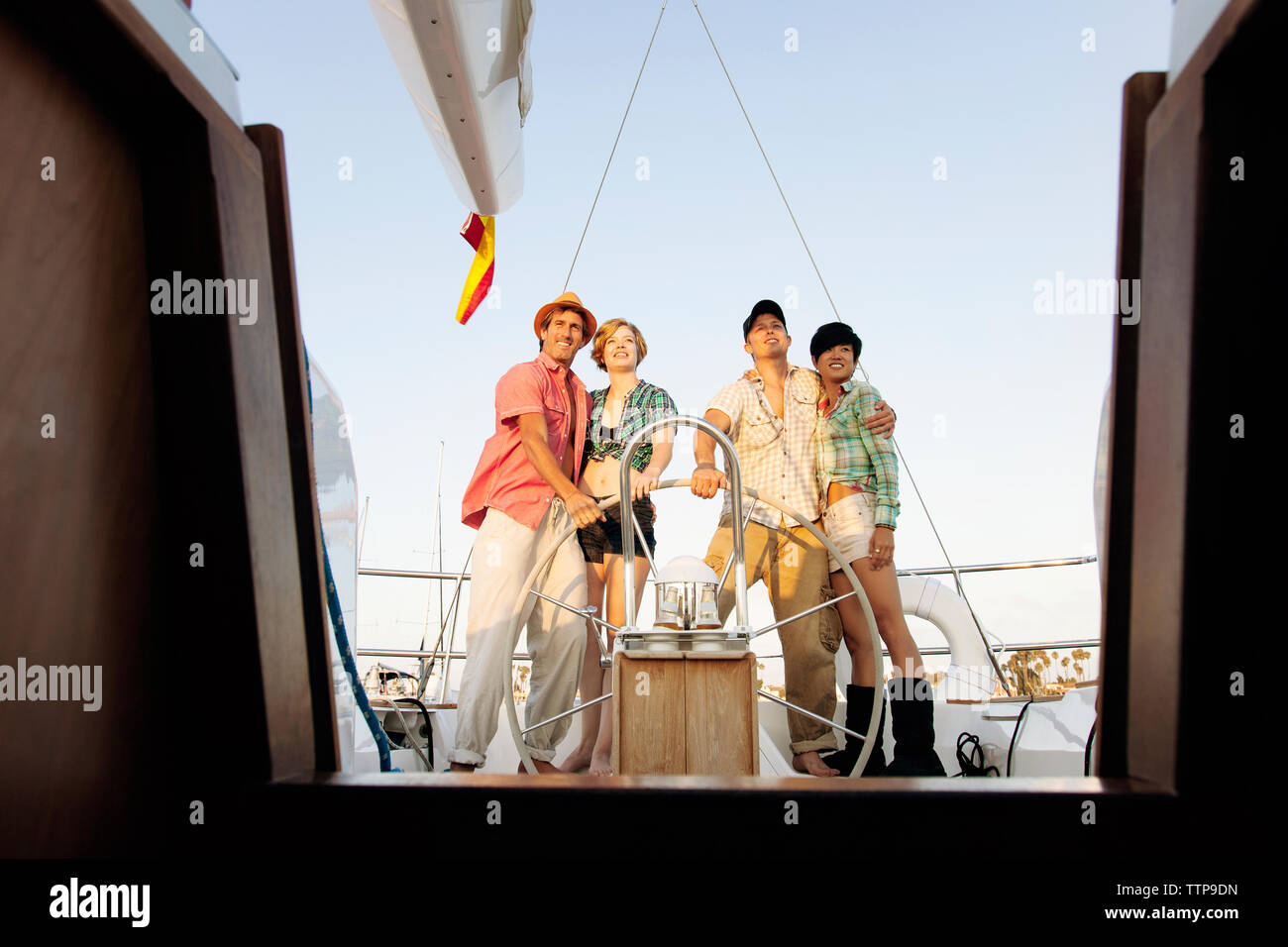 Glückliche Paare stehen Lenkrad auf nautische Schiff Stockfoto