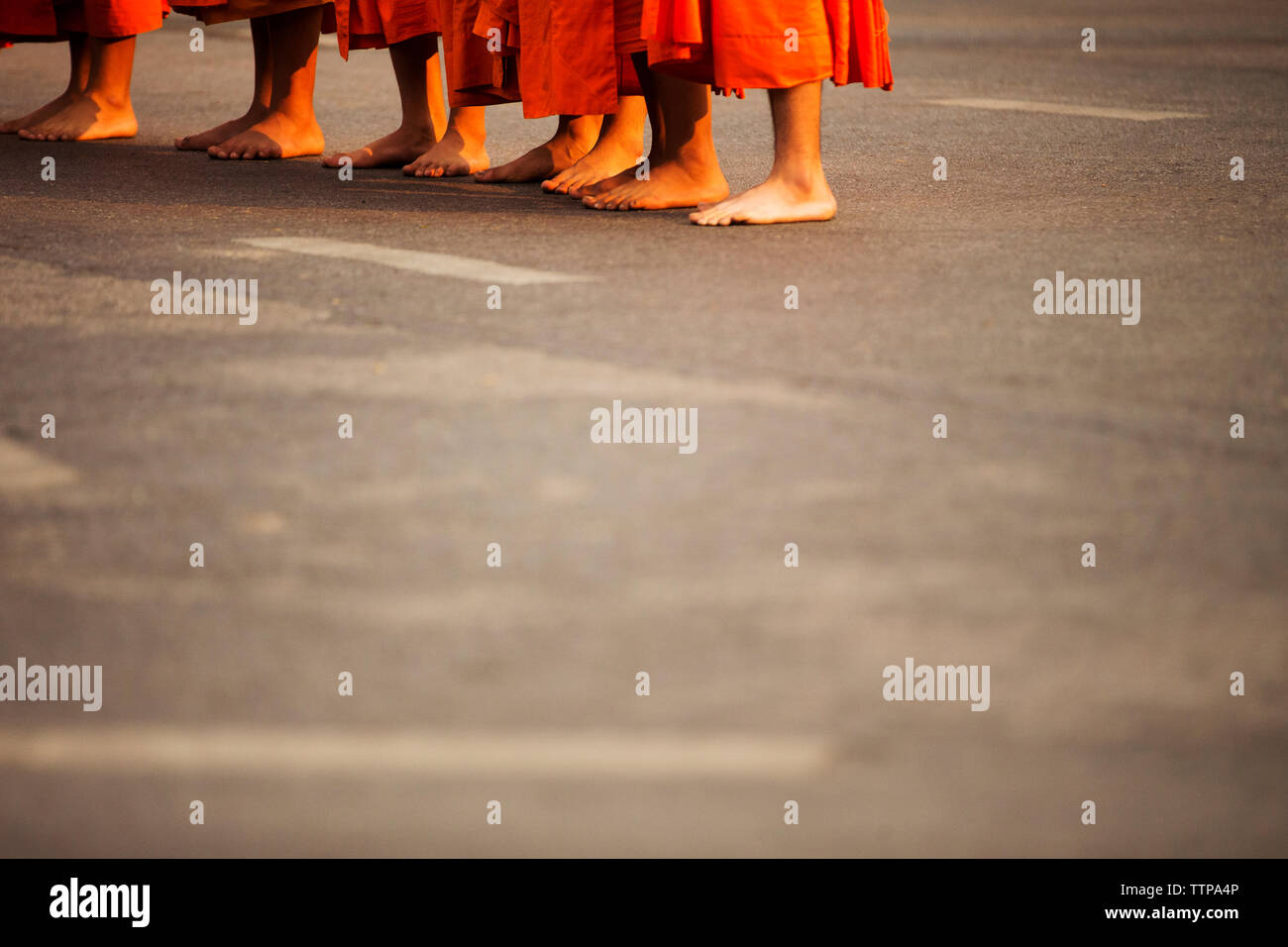 Zugeschnittenes Bild der Mönche stehen auf der Straße Stockfoto
