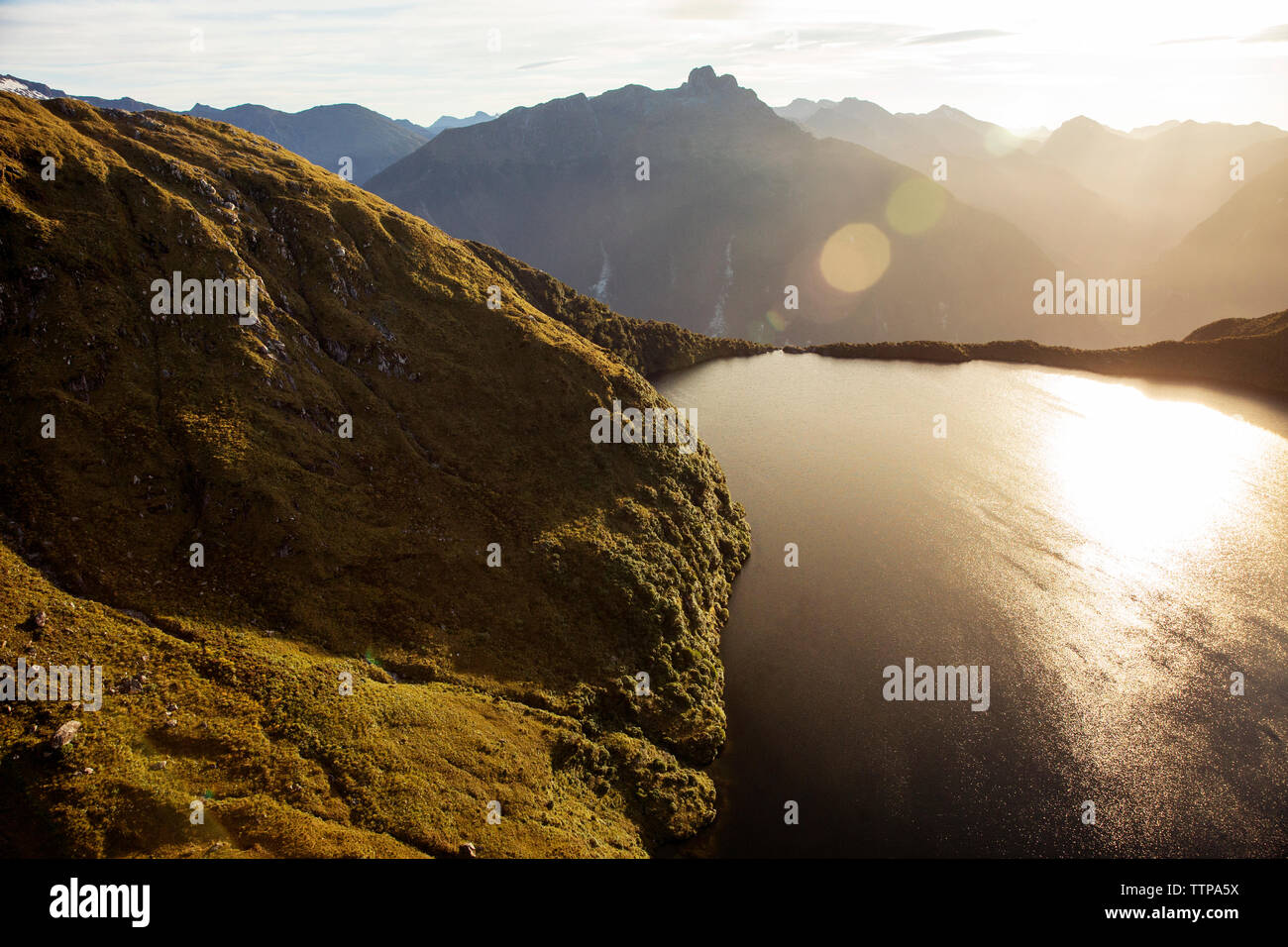 Malerischer Blick auf den See gegen Berge Stockfoto