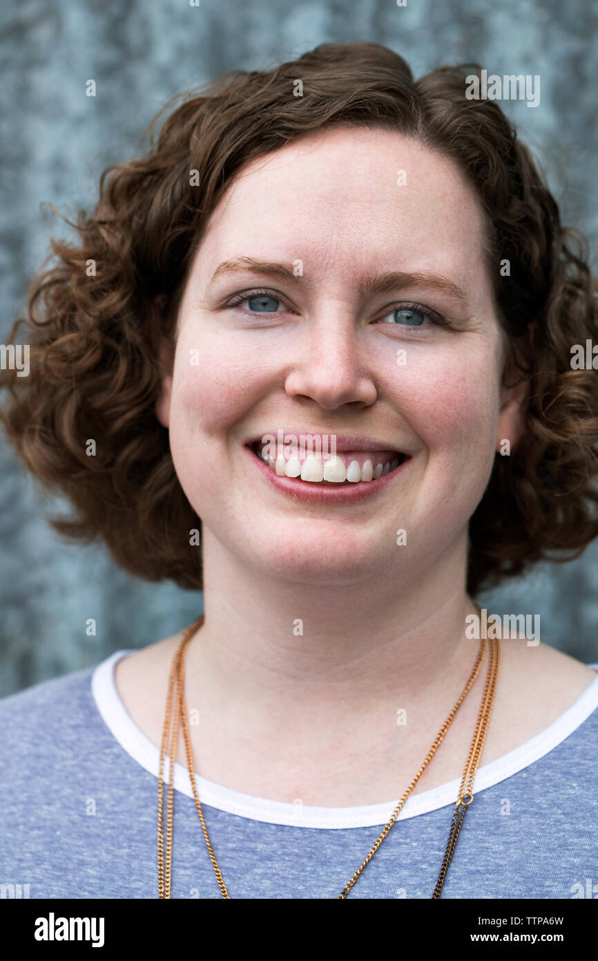 Close-up Portrait lächelnde Frau Stockfoto