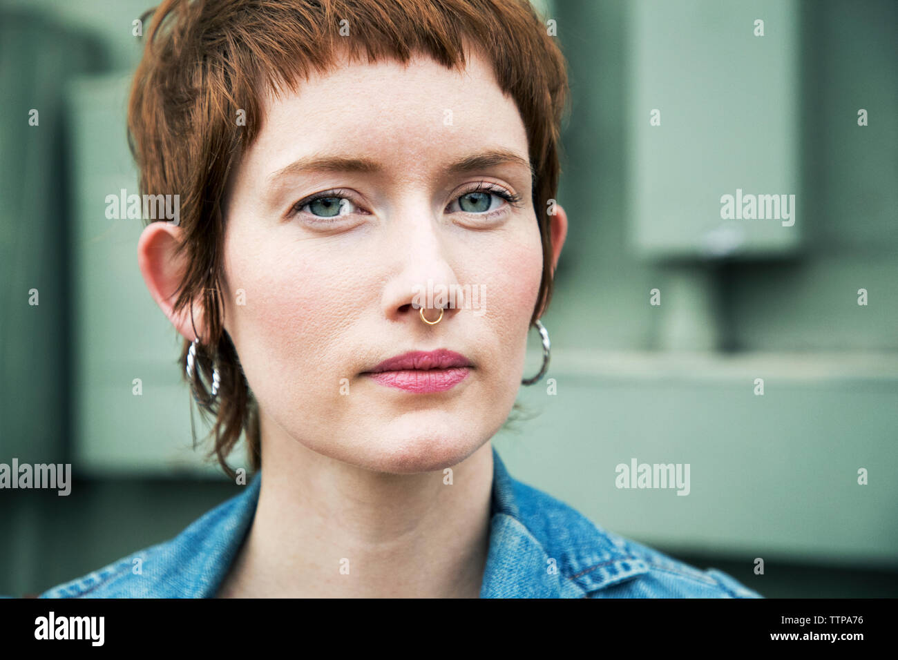 Close-up portrait von frau mit kurzen Haaren Stockfoto