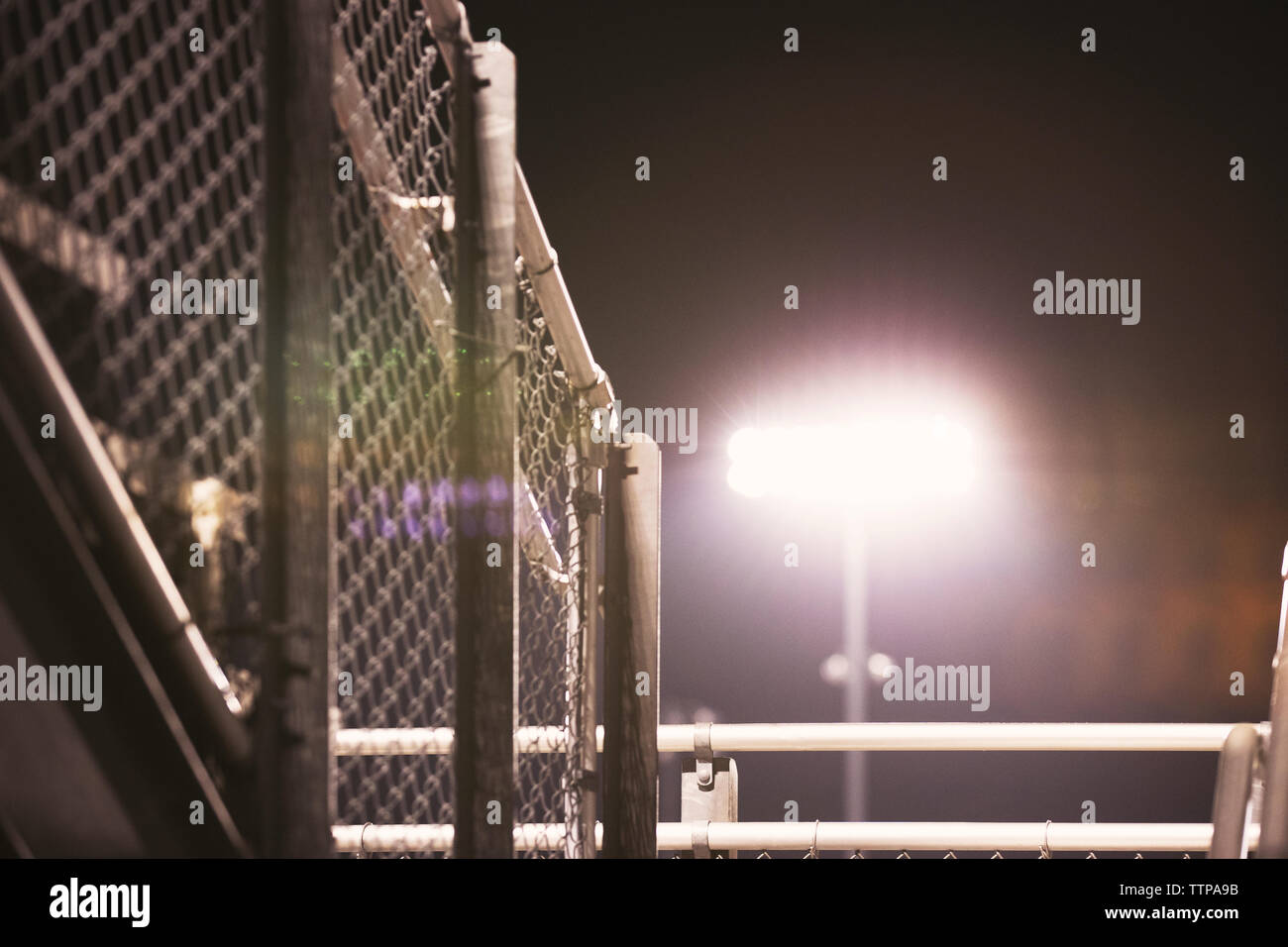 Low Angle Blick auf das beleuchtete Flutlicht gegen Himmel bei American Football Stadion Stockfoto