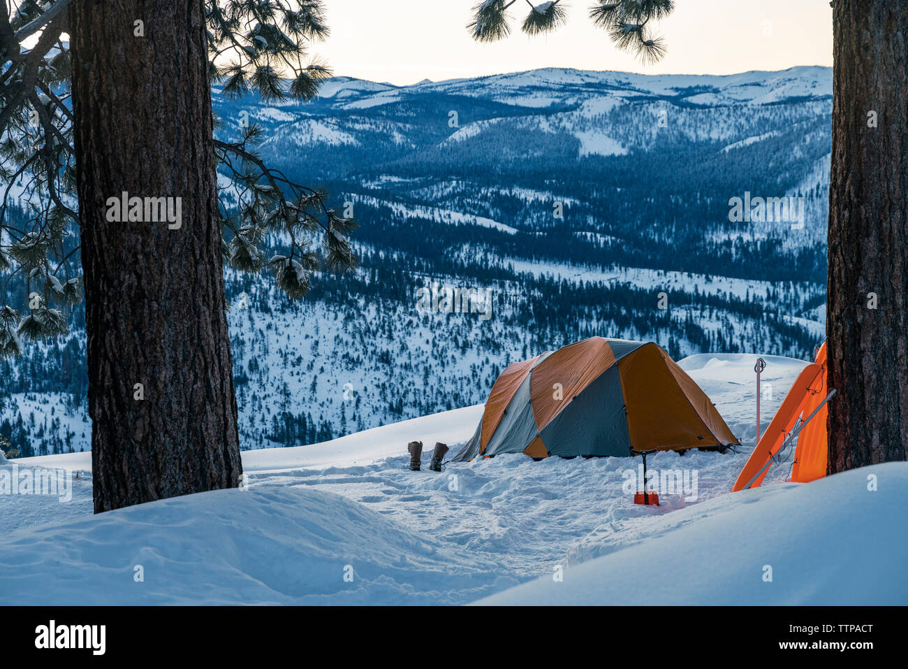 Zelt auf schneebedeckte Berge zu Yosemite National Park Stockfoto