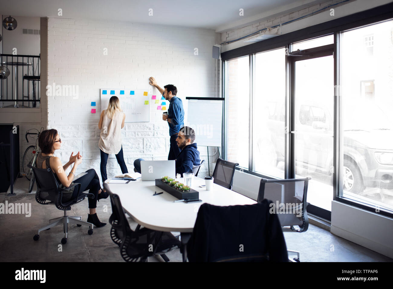 Kreative Menschen diskutieren und die Planung im Büro Stockfoto
