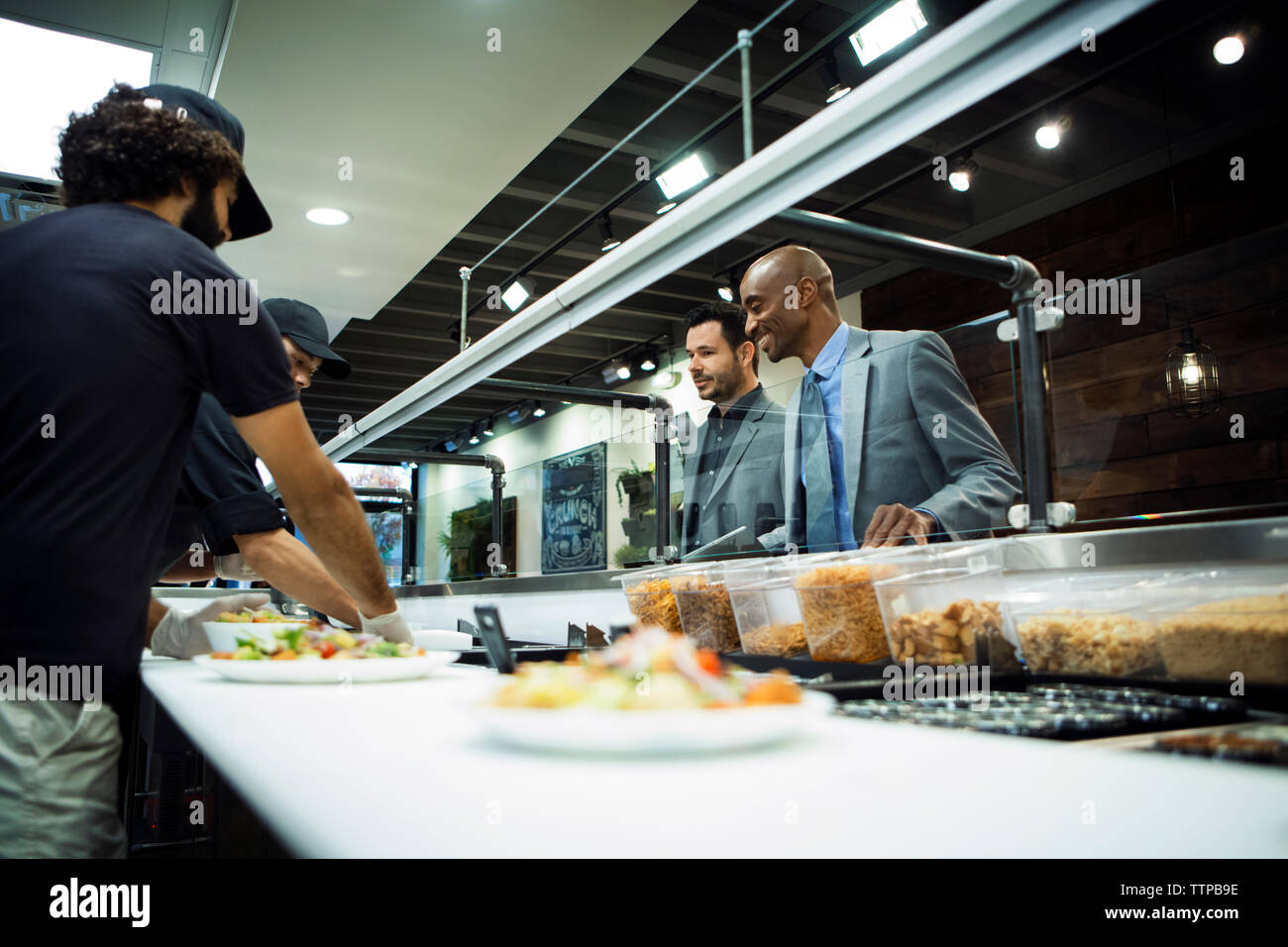 Happy business Leute bestellen für Nahrungsmittel, während im Restaurant stehen Stockfoto