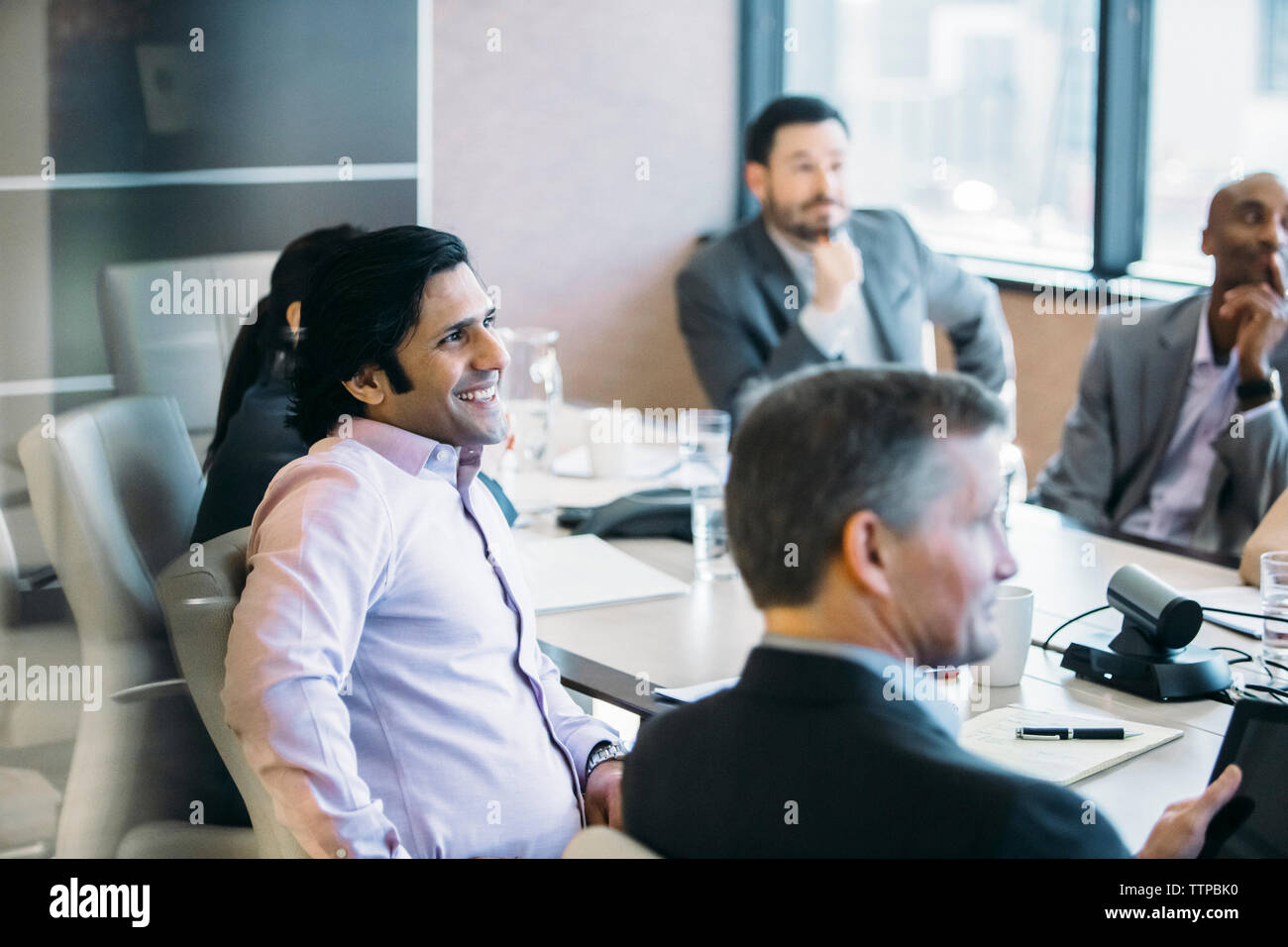 Kollegen diskutieren im Board Room im Büro Stockfoto