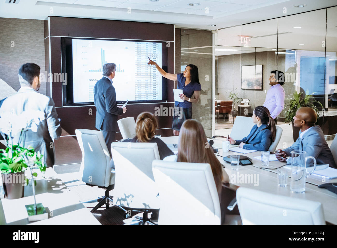 Kollegen diskutiert, die sich für Treffen in Konferenzraum Stockfoto