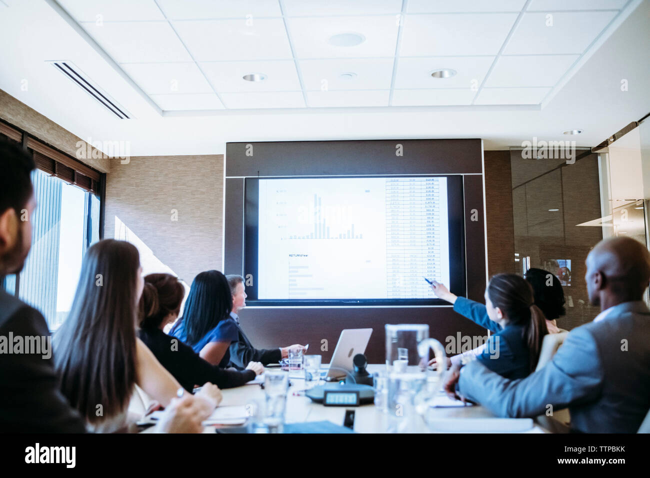 Geschäftsleute, die bei einer Tagung im Konferenzraum Brainstorming durchführen Stockfoto