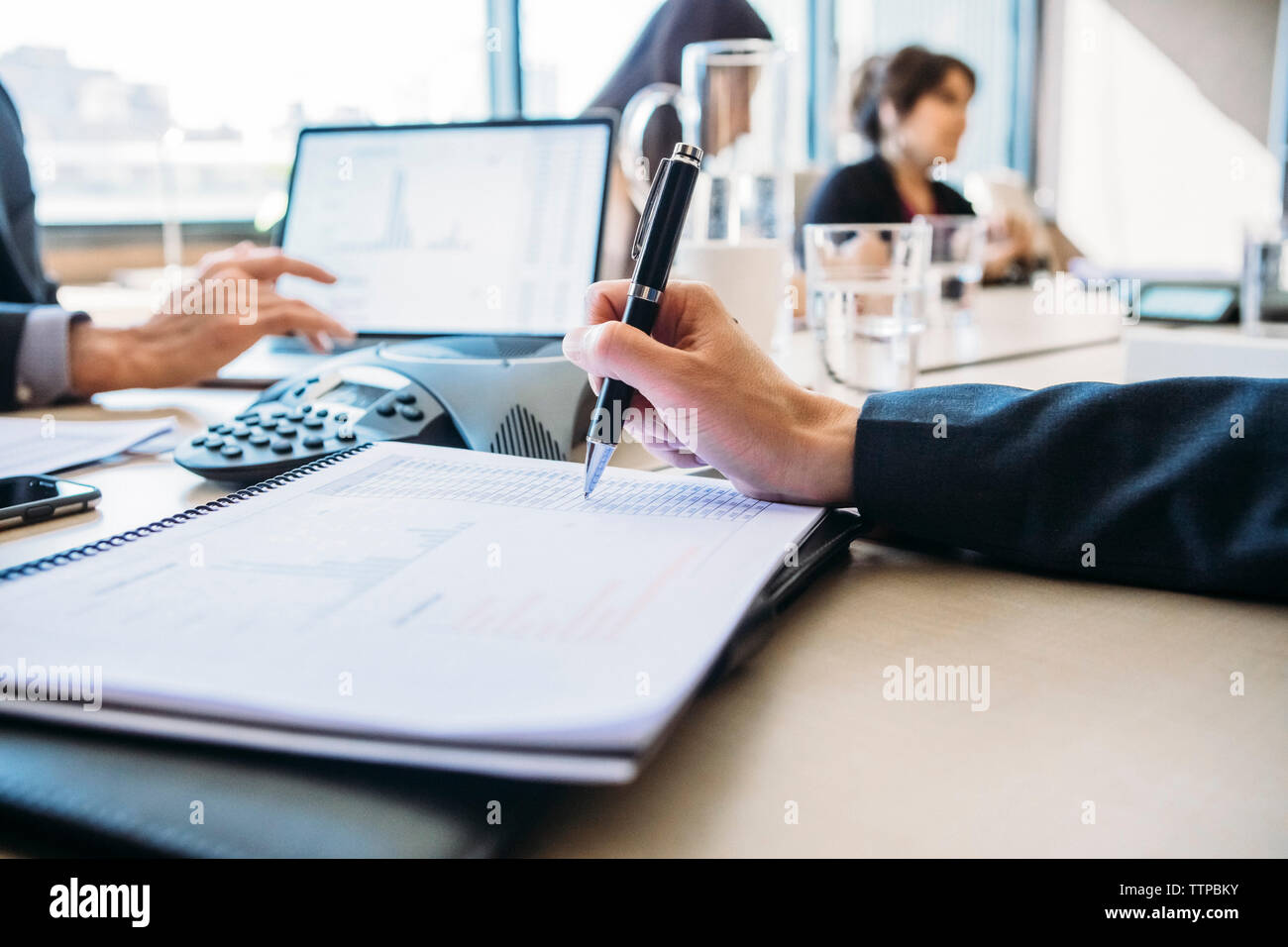 Kollegen diskutieren im Board Room Stockfoto