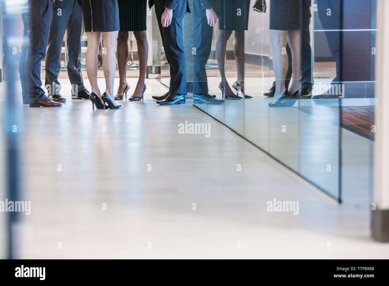 Niedrige Abschnitt des Geschäfts Leute stehen im Büro Flur Stockfoto