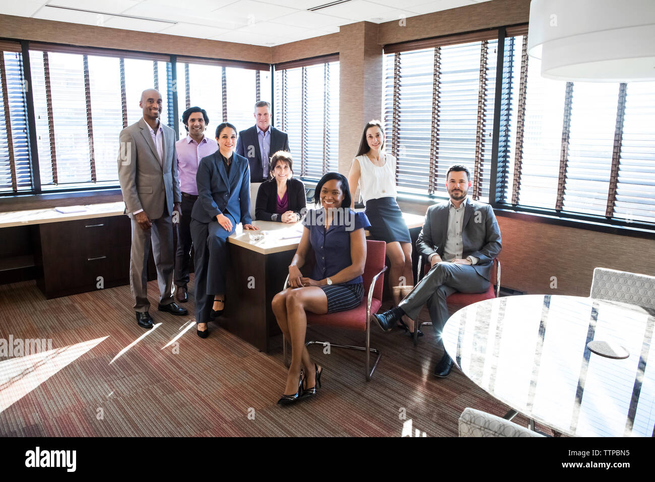 Porträt von glücklich Geschäftsleuten im Büro Stockfoto