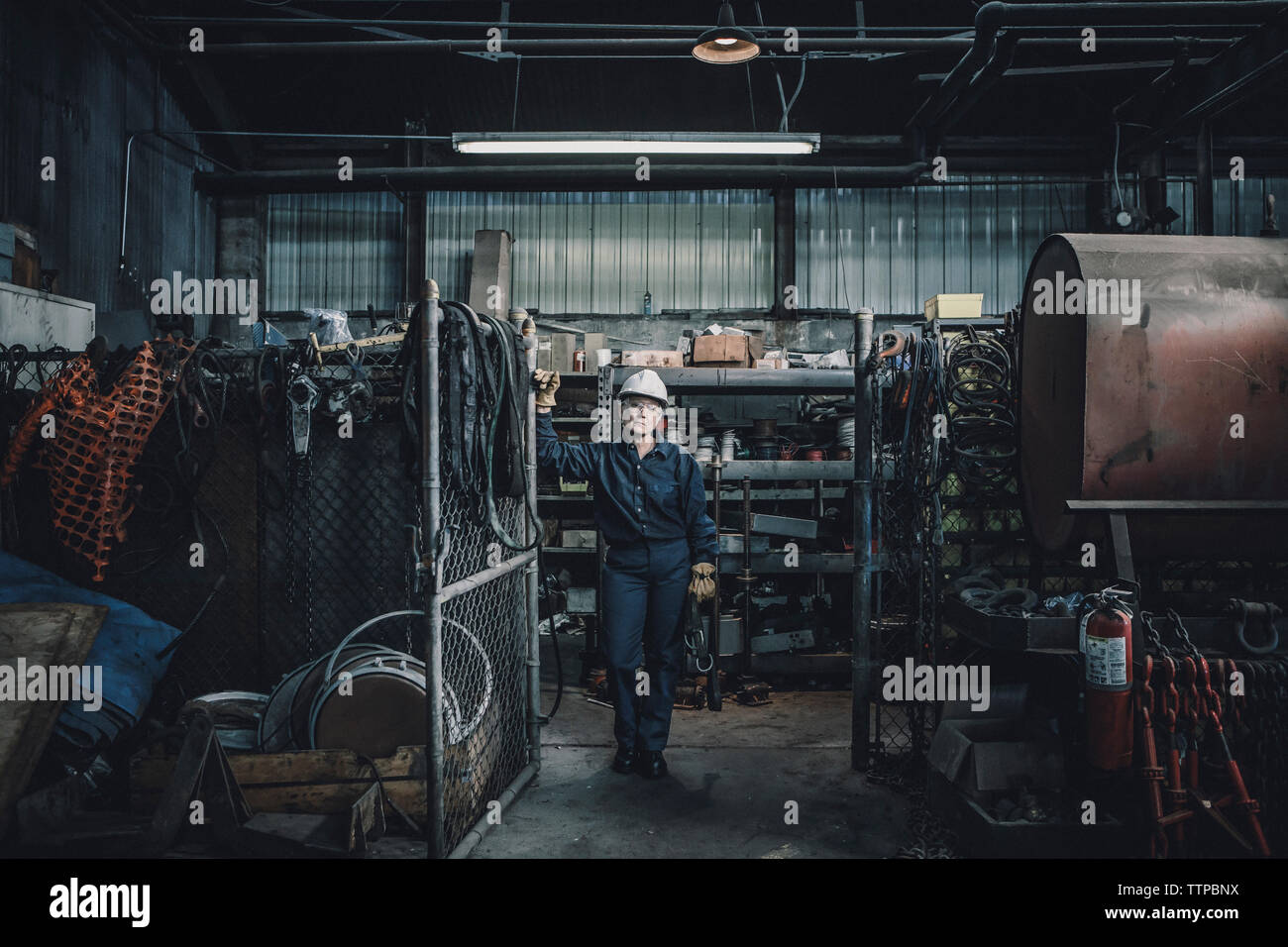 Portrait der weiblichen Arbeitnehmer stehen vor der Tür in der Factory Stockfoto