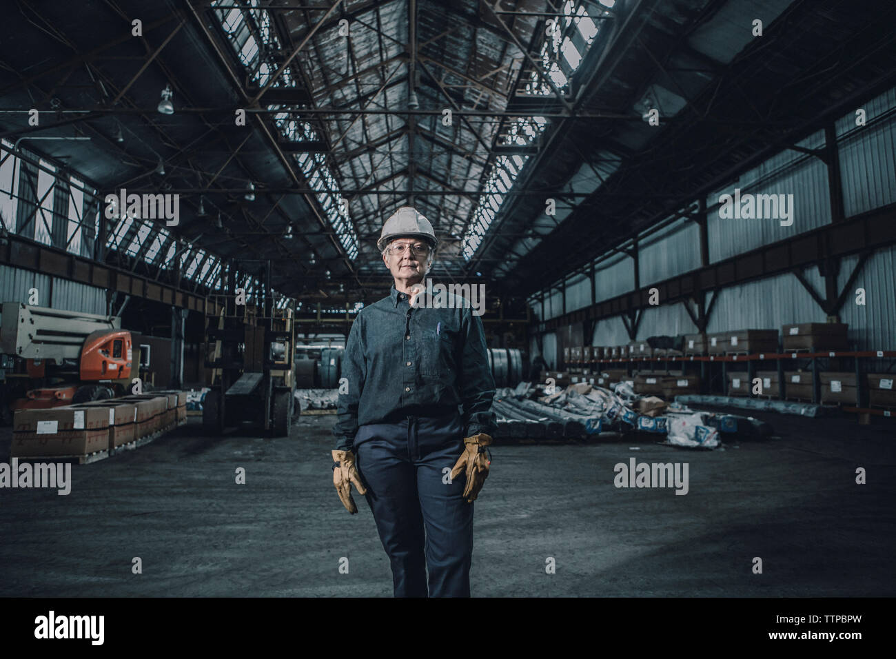 Portrait von zuversichtlich, dass weibliche Arbeitnehmer in der Metallindustrie Stockfoto