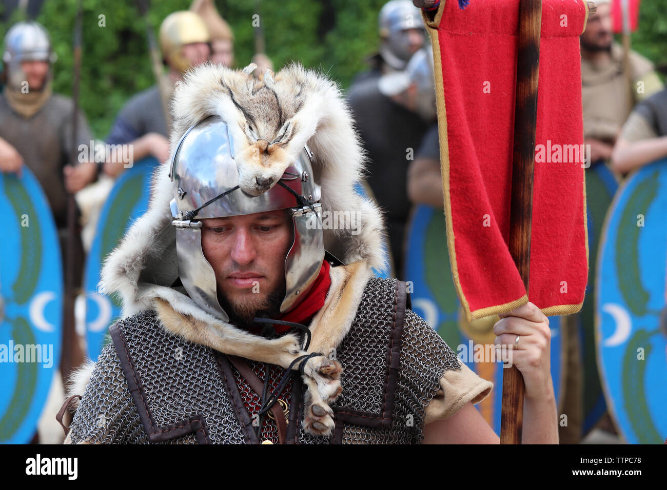 Vexillarium einer römischen Legion in wolfskin und Legionäre im Hintergrund, während Sie historische Festival Zeiten und Epochen. Rekonstruktion des antiken Rom Stockfoto
