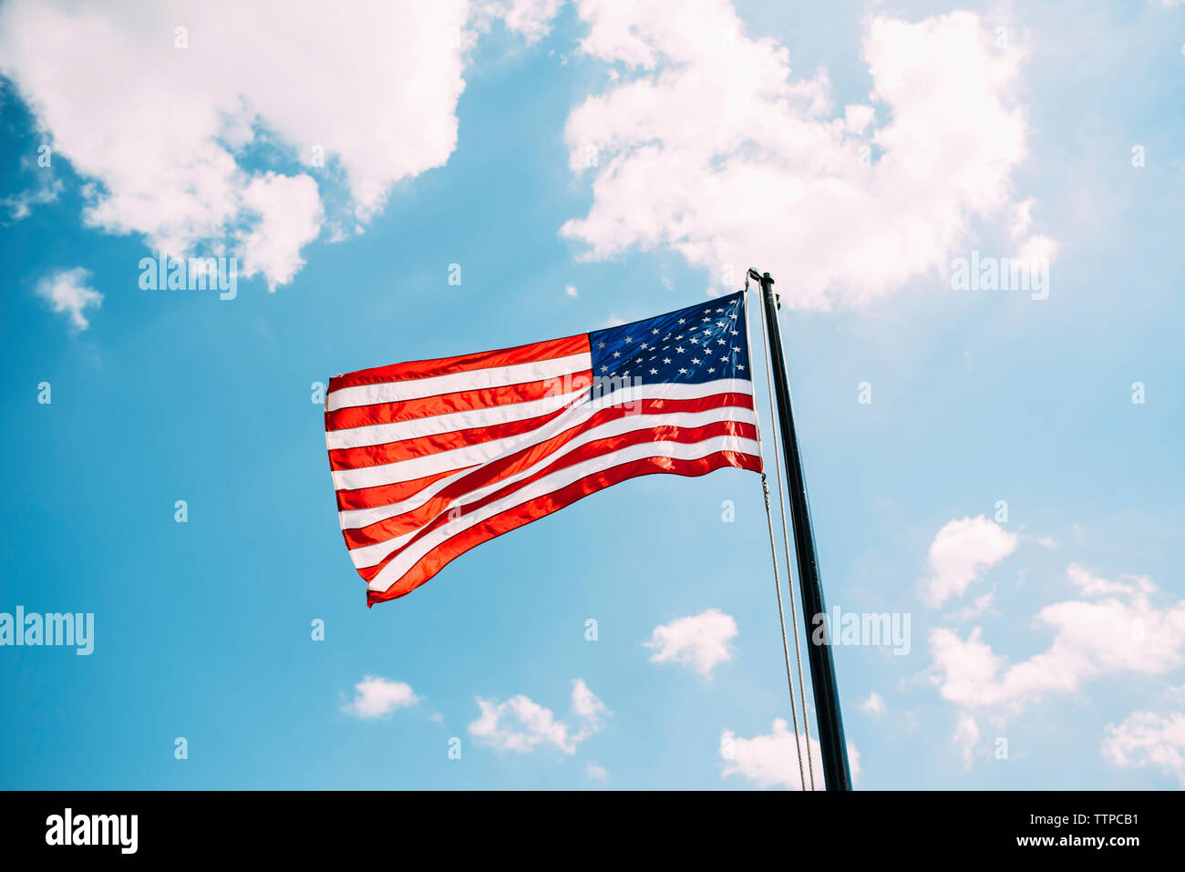 Amerikanische Flagge gegen Himmel an sonnigen Tag Stockfoto