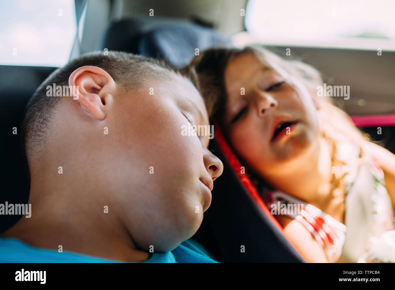 Müde Geschwister im Auto schlafen Stockfotografie - Alamy
