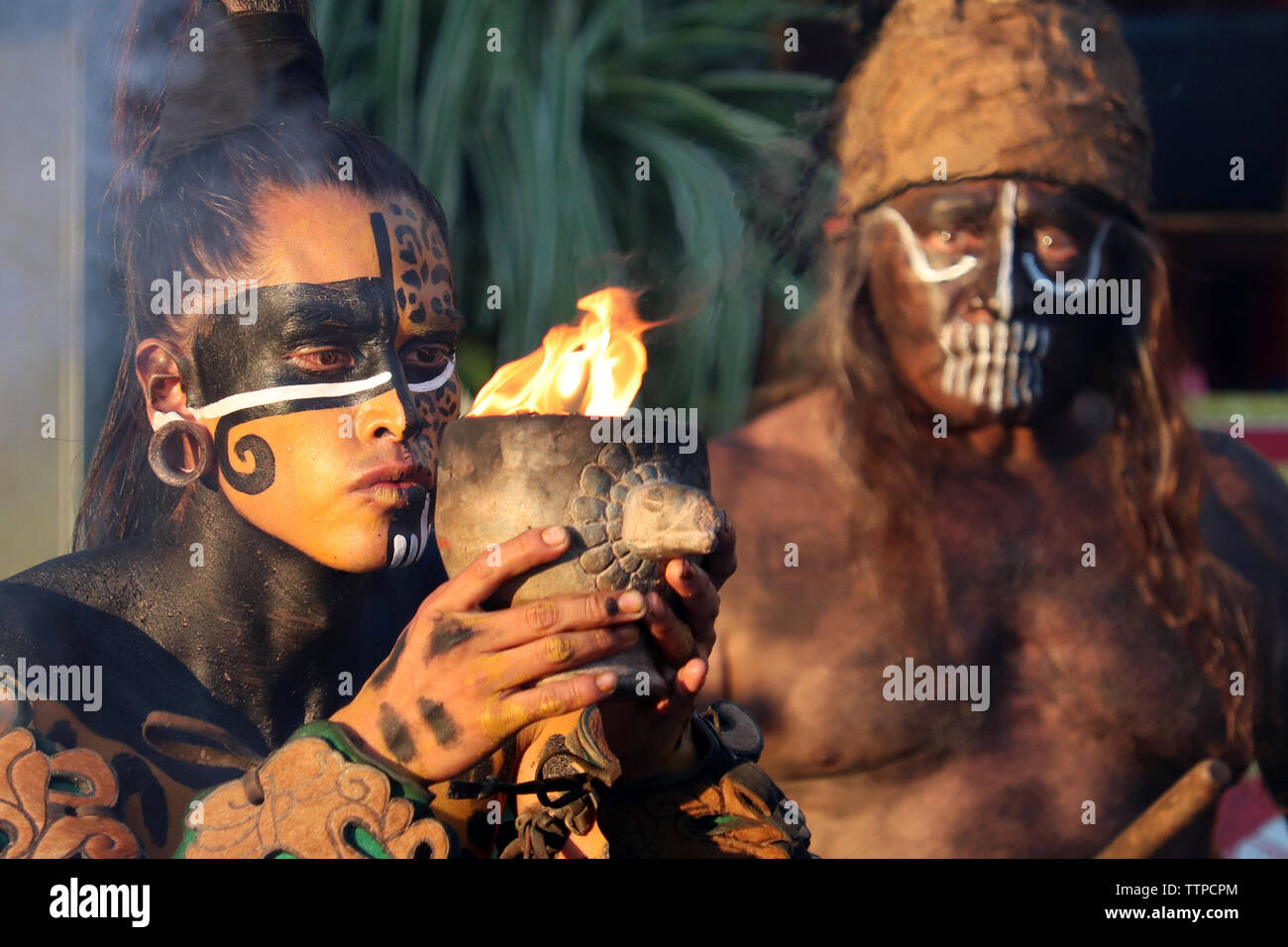 Krieger von Maya steht mit Becher des Feuers auf historischen Festival Zeiten und Epochen. Alten Maya Ritual, Show, die von der Mexikanischen Gruppe Xipetotek Stockfoto
