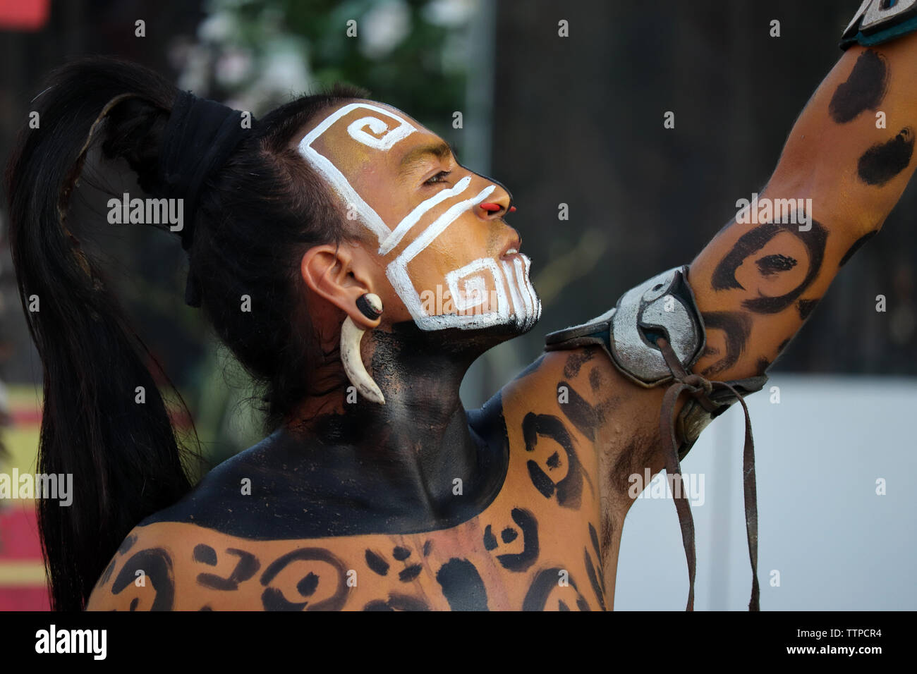 Mayan Krieger im Kampf Färbung eines Leopard auf historische Festival Zeiten und Epochen. Anzeigen von der mexikanischen Gruppe Xipetotek, reenactors von Maya Geschichte Stockfoto