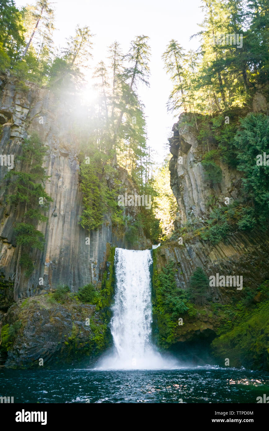 Low Angle View von Wasserfall über Felsformation am Crater Lake National Park Stockfoto