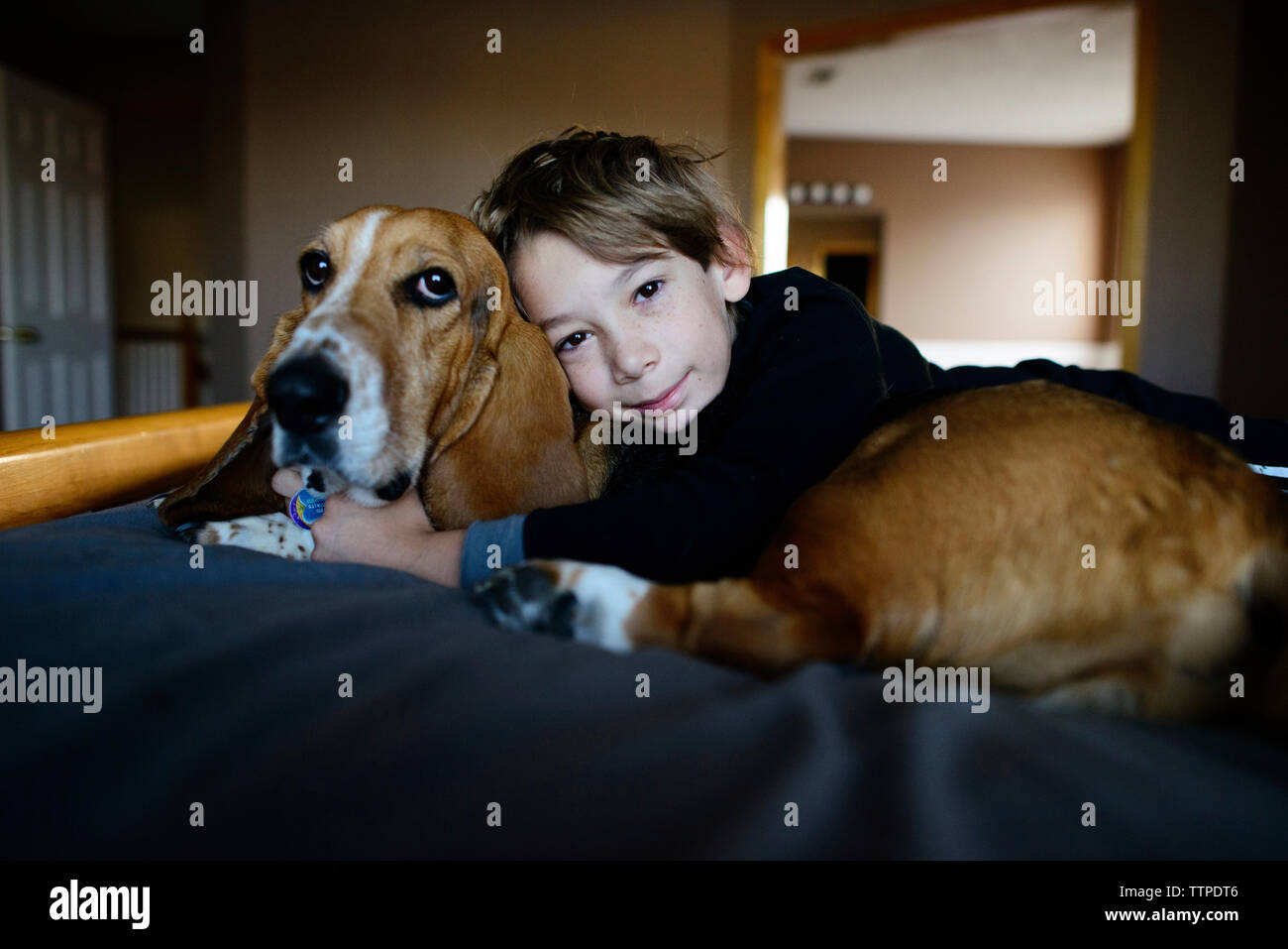 Liegender junge und hund Fotos und Bildmaterial in hoher Auflösung Alamy
