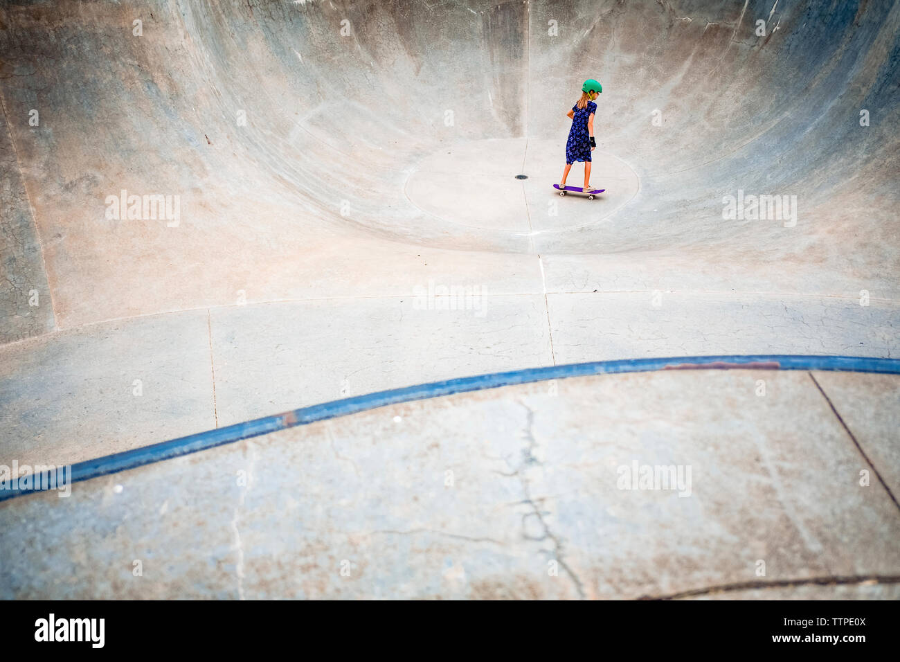 Hohe Betrachtungswinkel von Mädchen skateboarding auf Sport Rampe im Park Stockfoto