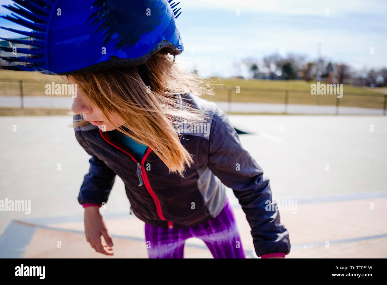 Mädchen Sport tragen Helm beim Stehen gegen Himmel im Park Stockfoto