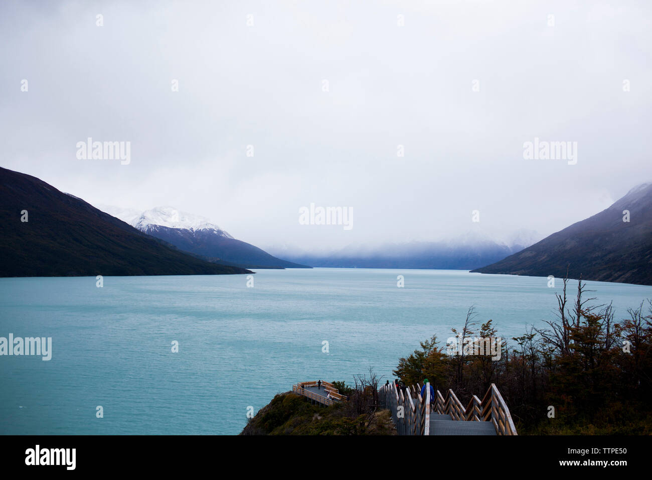 Malerischer Blick auf den See gegen Berge Stockfoto
