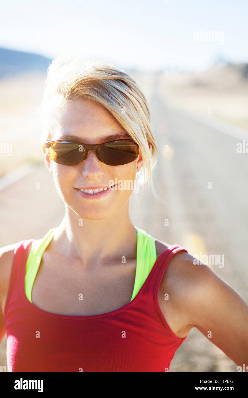 Portrait von Happy Sportlerin auf Landstraße Stockfoto
