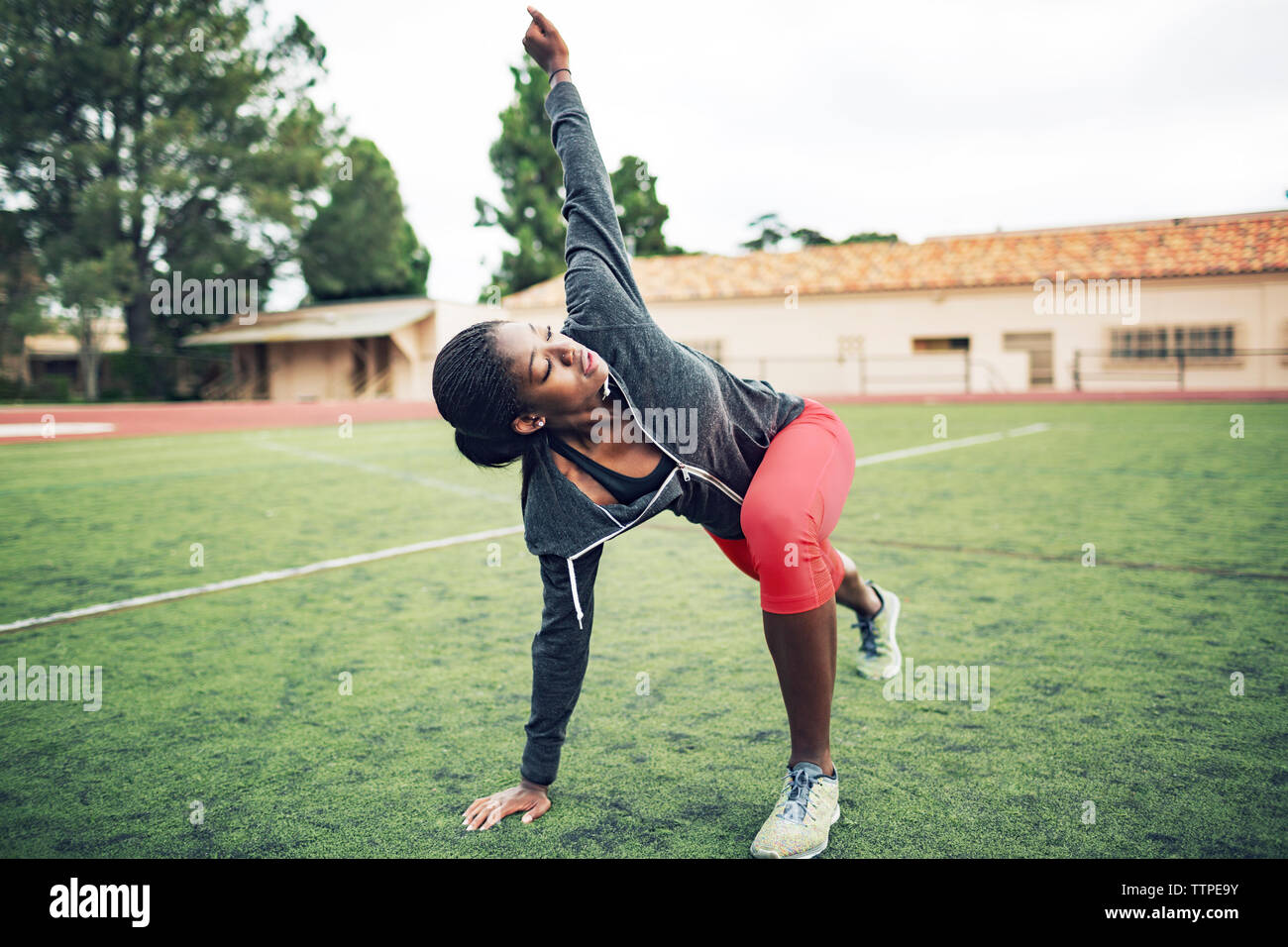 Bestimmt weiblichen Athleten zu tun stretching Übung auf Feld Stockfoto
