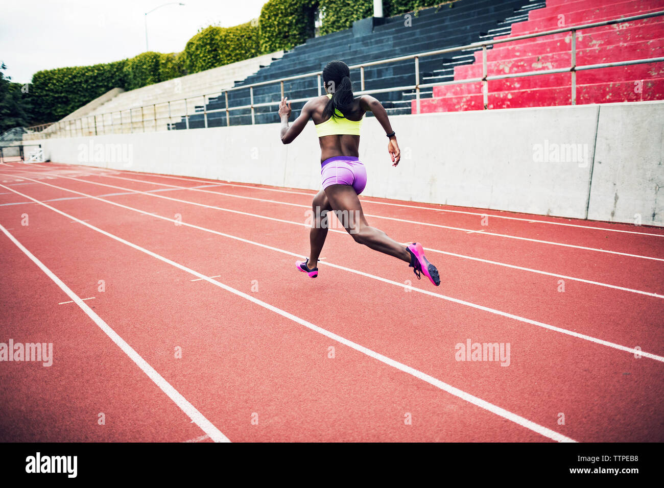 Ansicht der Rückseite des bestimmt Athlet läuft auf Schienen Stockfoto