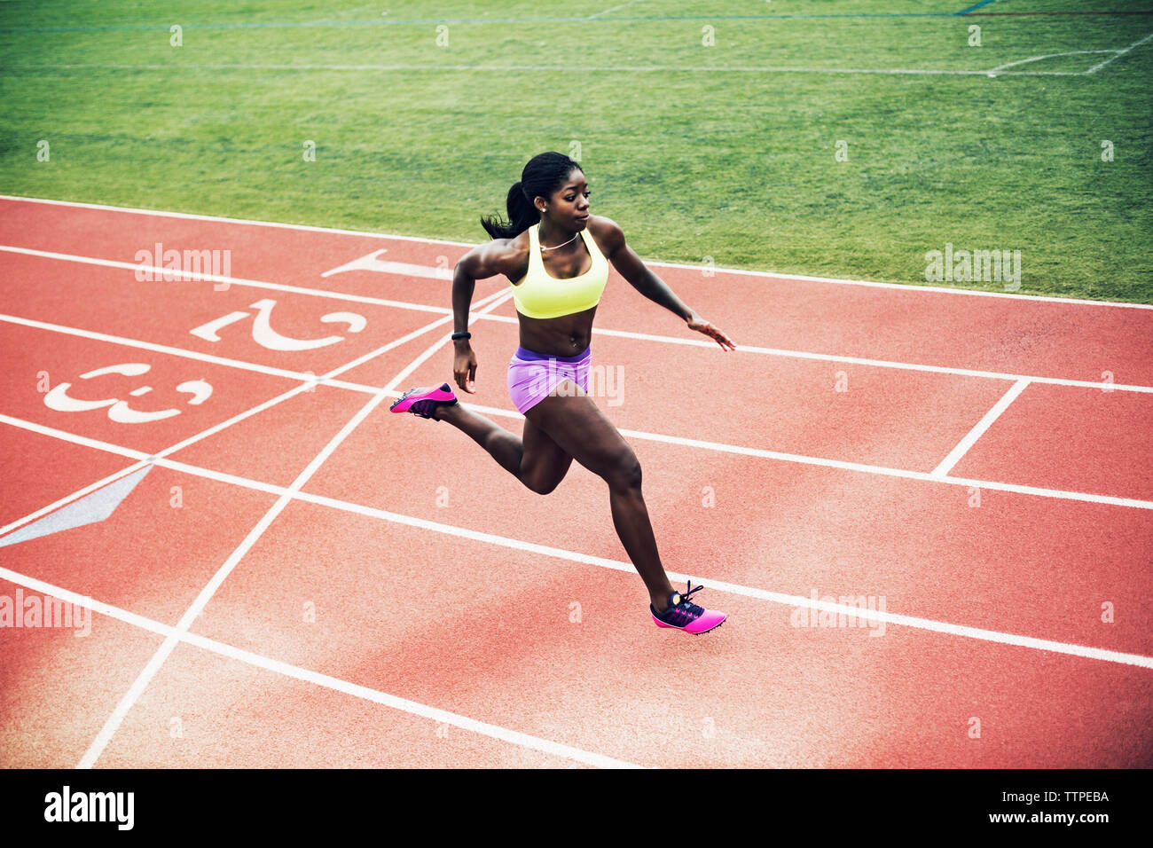 Hohe Betrachtungswinkel der ermittelten weiblichen Athleten laufen auf Schienen Stockfoto