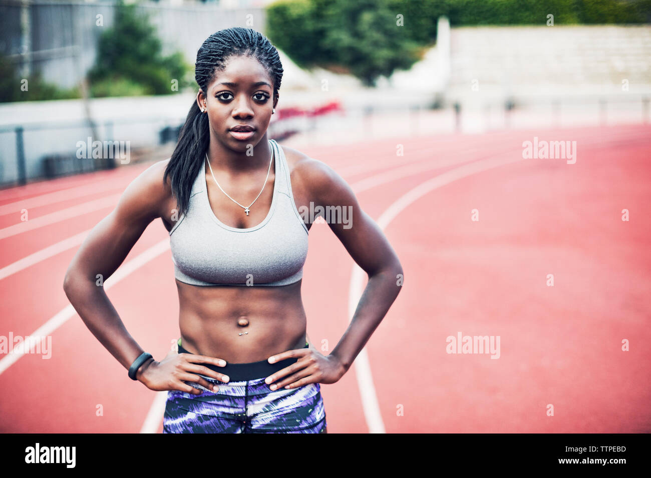 Portrait von zuversichtlich Sportlerin auf Running tracks Stockfoto