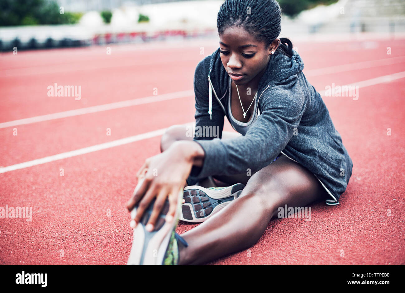 Bestimmt Sportlerin Zehen berühren auf Krampen Stockfoto