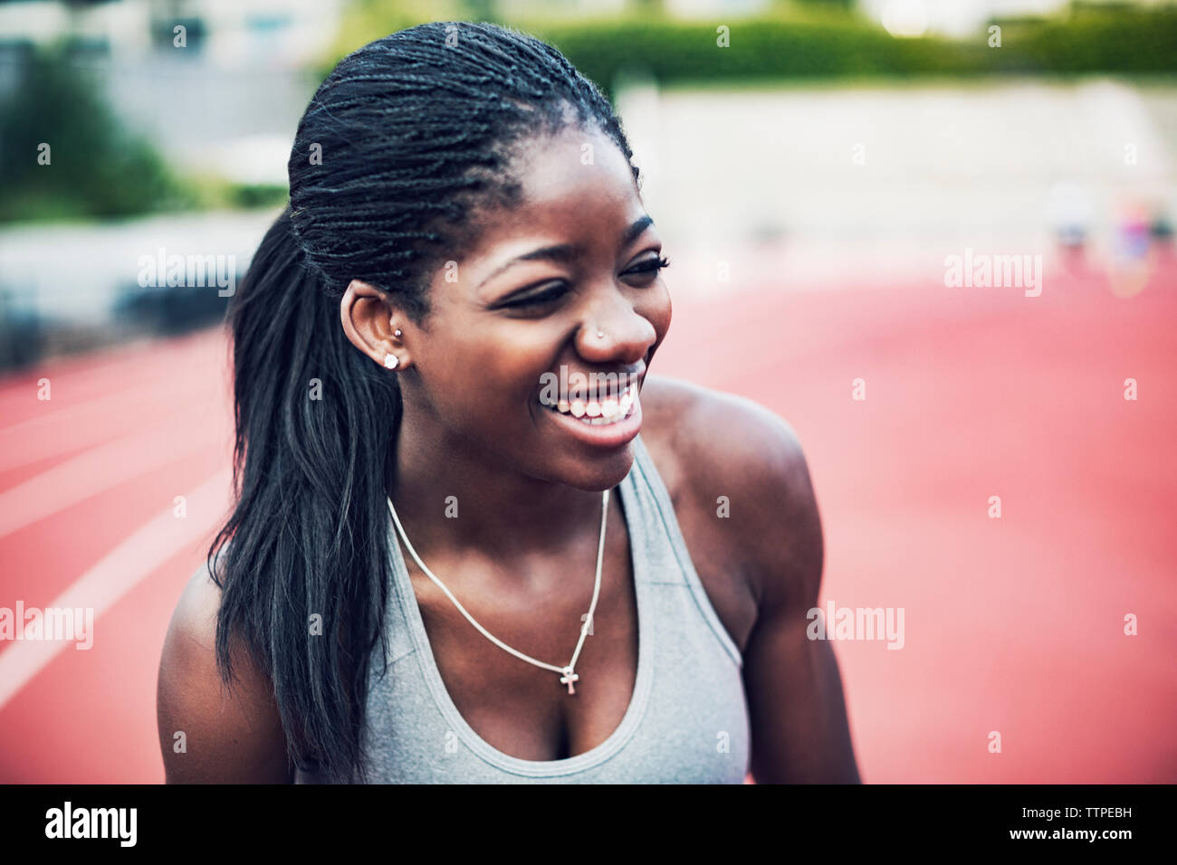Happy Sportlerin auf Running tracks Stockfoto