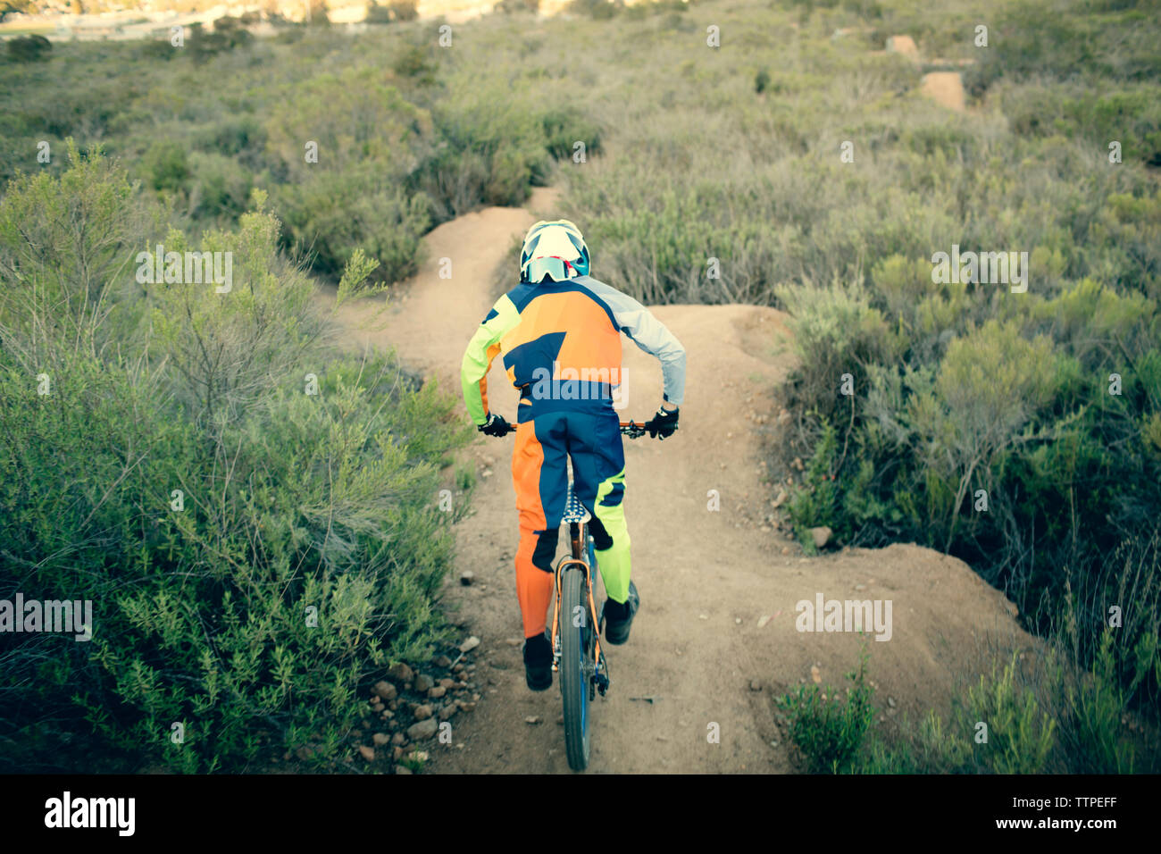 Ansicht der Rückseite des Biker reiten Mountainbike auf Landschaft Stockfoto