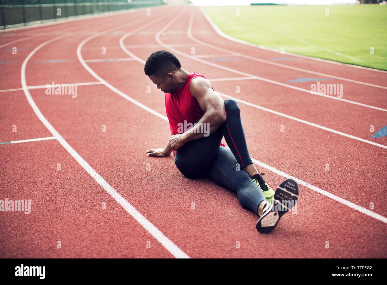 Volle Länge des männlichen Athleten trainieren auf Running tracks Stockfoto