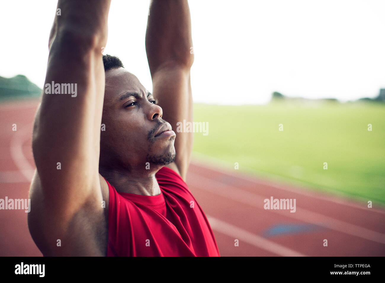 Nahaufnahme der ermittelten männlichen Athleten trainieren auf Running tracks Stockfoto