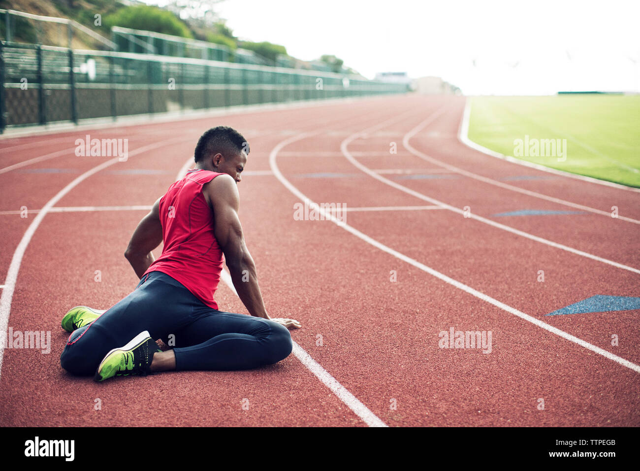 Volle Länge des männlichen Athleten trainieren auf Running tracks Stockfoto