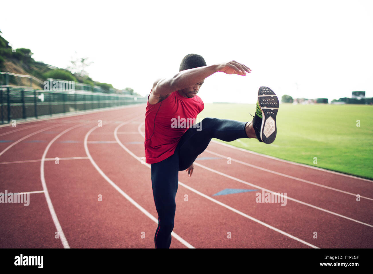 Männliche Athlet Ausübung auf Running tracks Stockfoto