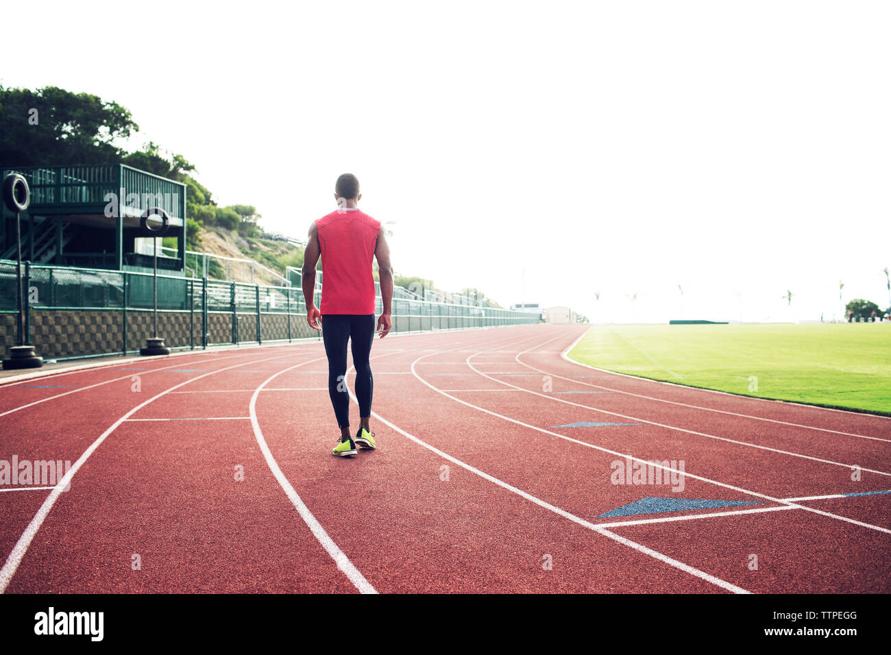 Ansicht der Rückseite des männlichen Athleten gehen auf Running tracks Stockfoto