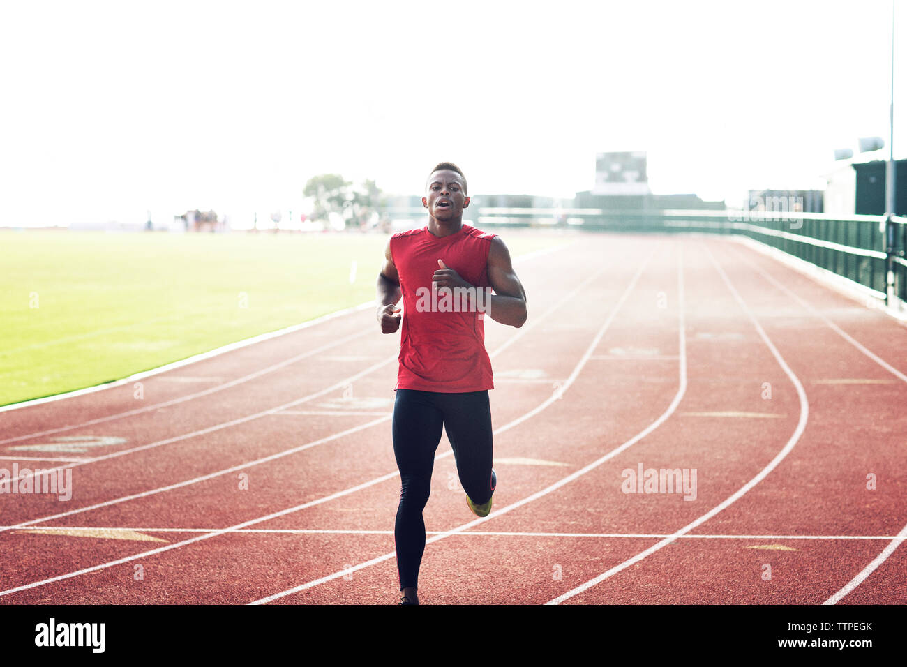 Bestimmt männlichen Athleten auf gegen den klaren Himmel Stockfoto