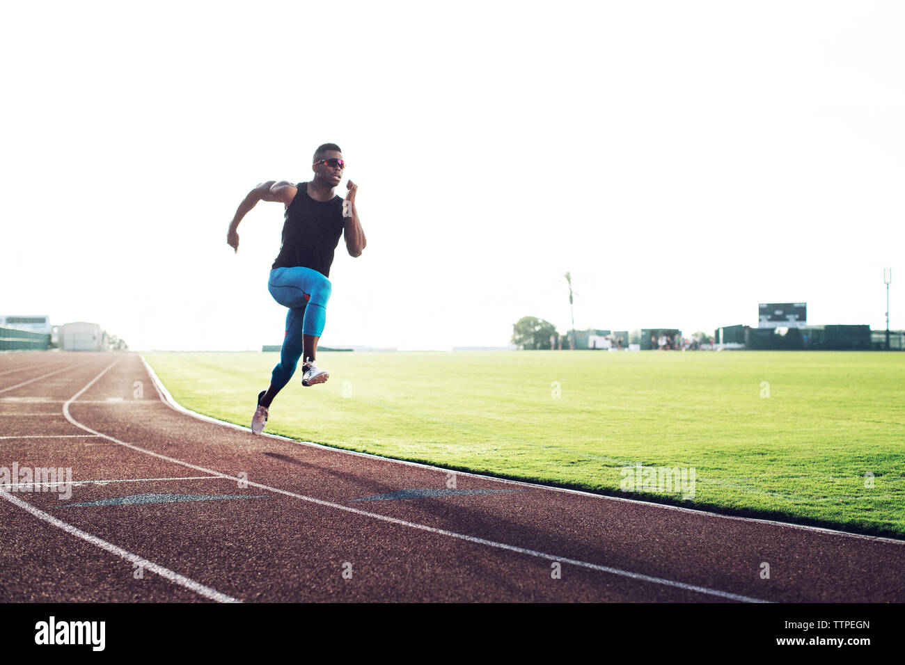 Bestimmt männlichen Athleten auf gegen den klaren Himmel Stockfoto